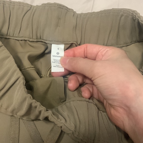 Lululemon On the Fly woven crop 23” size 4 - Picture 8 of 9